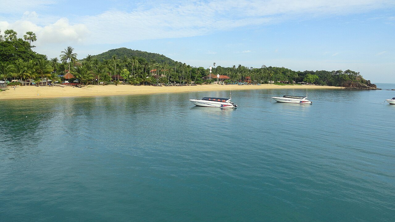 Maenam Beach, Koh Samui — speed boats moored off the sand